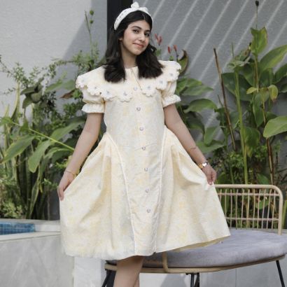 صورة فستان بناتي أصفر مشجر | ياقة وأزرار مرصعة بالفصوص - 1136